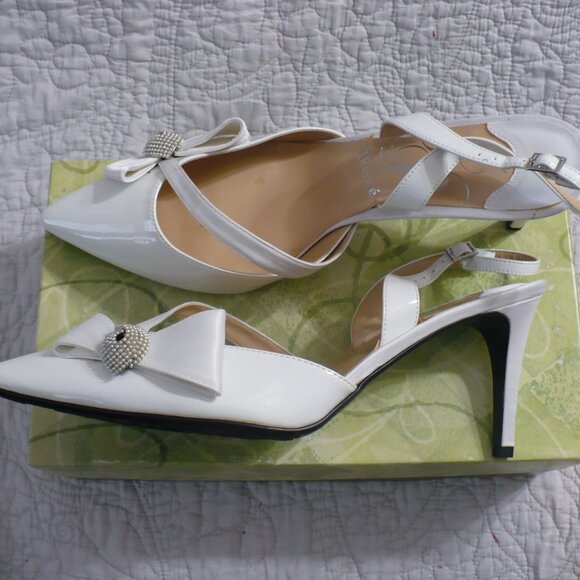 NEW IN BOX- J. Renee' White Pt 3" Heels w/ Satin Trim and Rhinestone Deco-Sz 13W - Picture 4 of 11